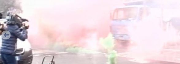 PD sulmon Kuvendin me tymuese, Kryemadhi tensionon situatën, plagoset një polic