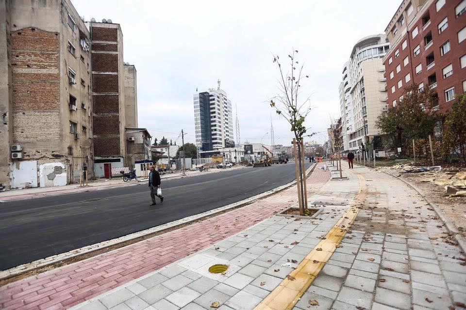 FOTOT/ Rrugët e reja me korsi biçikletash në Tiranë…Bulevardi vishet kuqezi