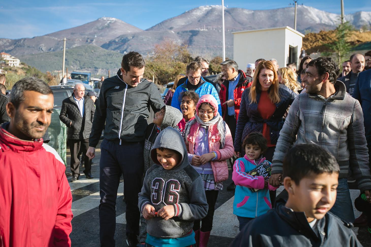 Donald Lu krah Veliajt, dhurojnë 60 shtëpi të reja për komunitetin rom në Lanabregas