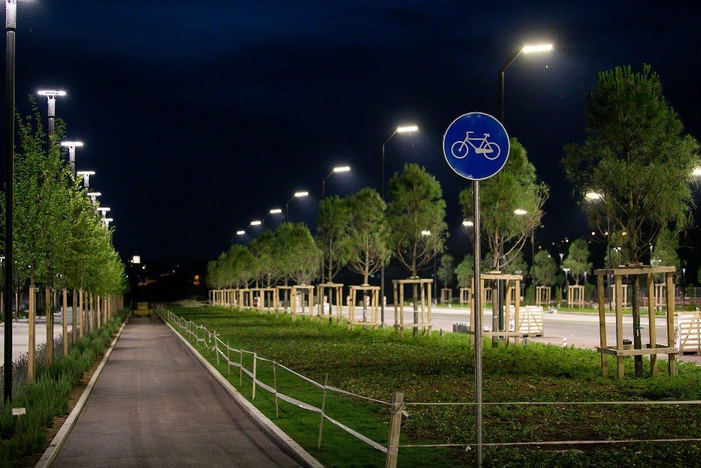 FOTOT/ Rrugët e reja me korsi biçikletash në Tiranë…Bulevardi vishet kuqezi