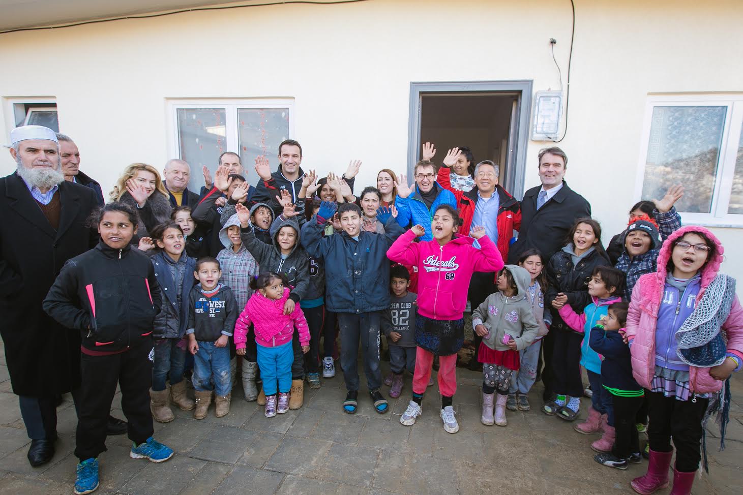 Donald Lu krah Veliajt, dhurojnë 60 shtëpi të reja për komunitetin rom në Lanabregas