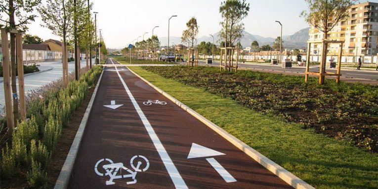 FOTOT/ Rrugët e reja me korsi biçikletash në Tiranë…Bulevardi vishet kuqezi