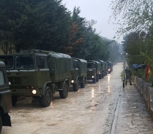 VIDEO+ FOTO/ Ushtria zbarkon në Fier dhe Vlorë, situata në të gjithë vendin