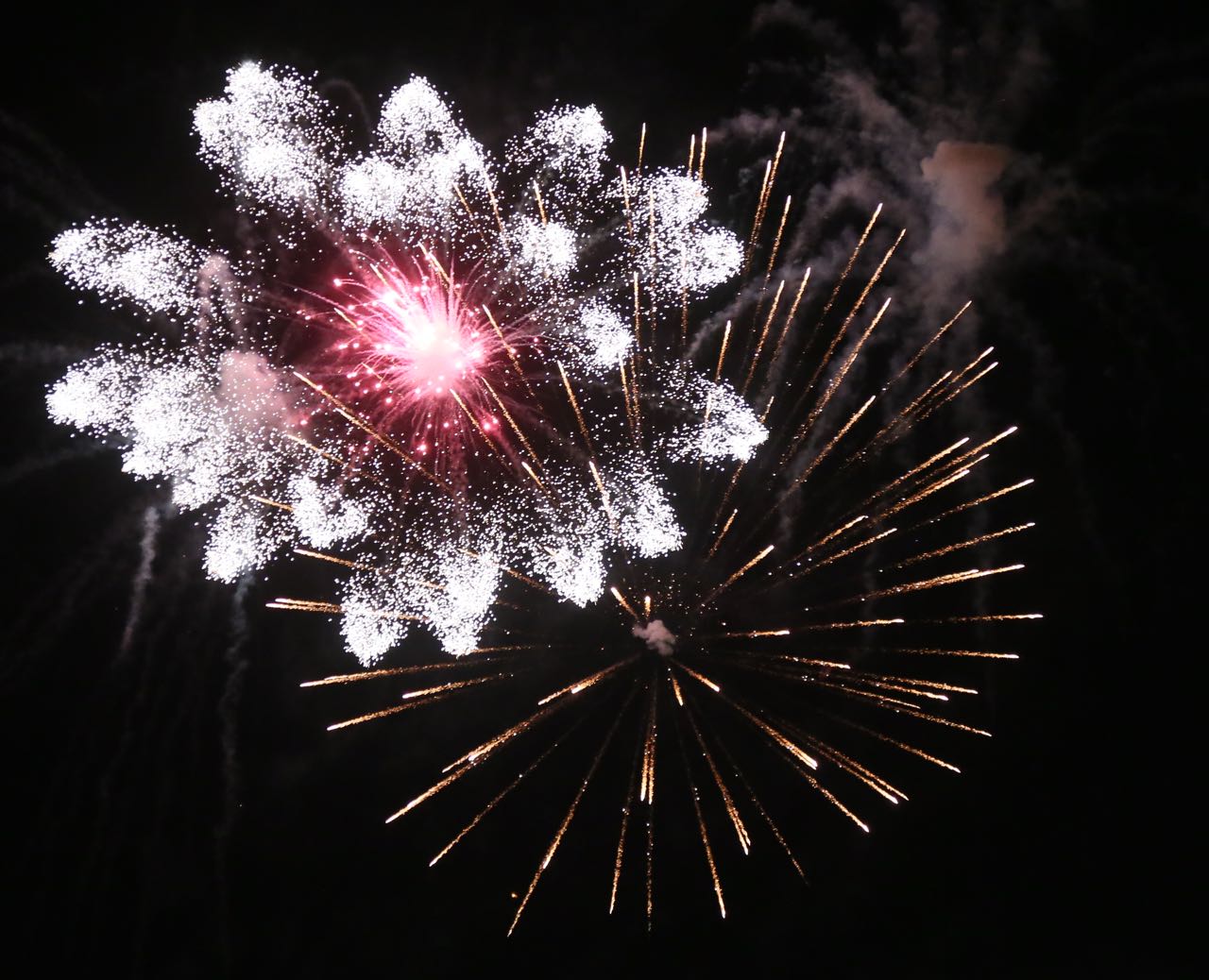 VIDEO spektakolare me dron/ Festa me fishekzjarre në Tiranë