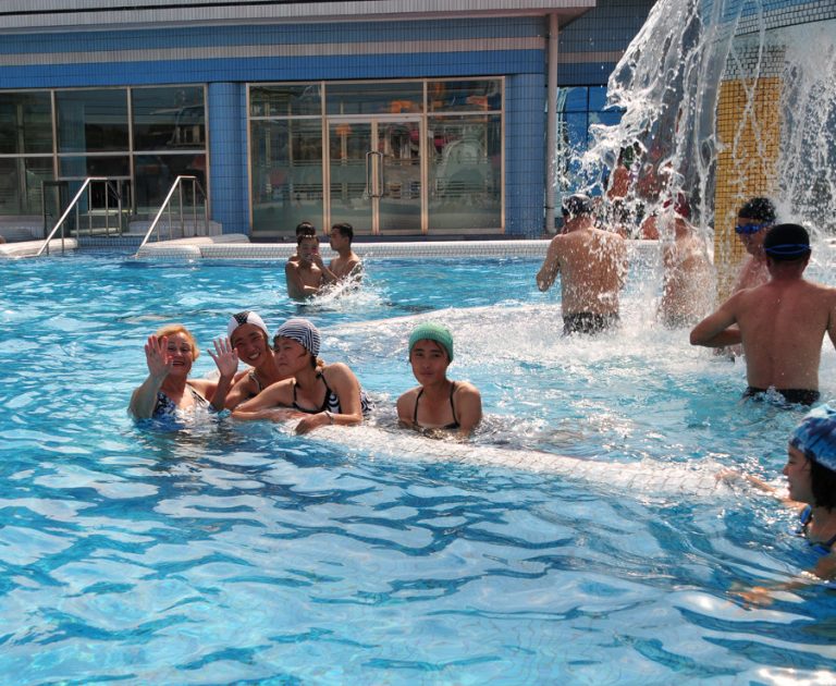 FOTOT/ Resorti i Kim Jong Un ku çdo vizitor duhet të përulet përpara portretit të babait të tij