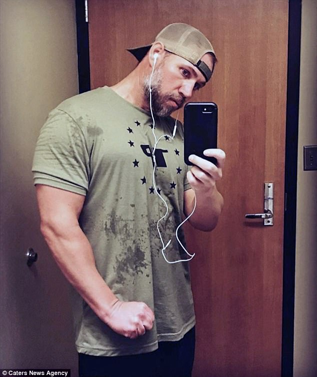 FOTOT/ Shndërrimi i pabesueshem i 39-vjeçarit, tani duket si 20