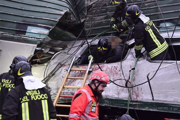 FOTOT/ Aksident në Milano, treni del nga shinat, 2 të vdekur, 100 të plagosur