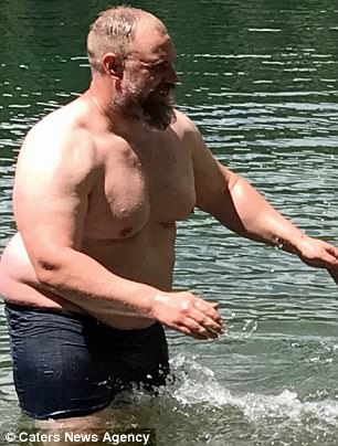 FOTOT/ Shndërrimi i pabesueshem i 39-vjeçarit, tani duket si 20