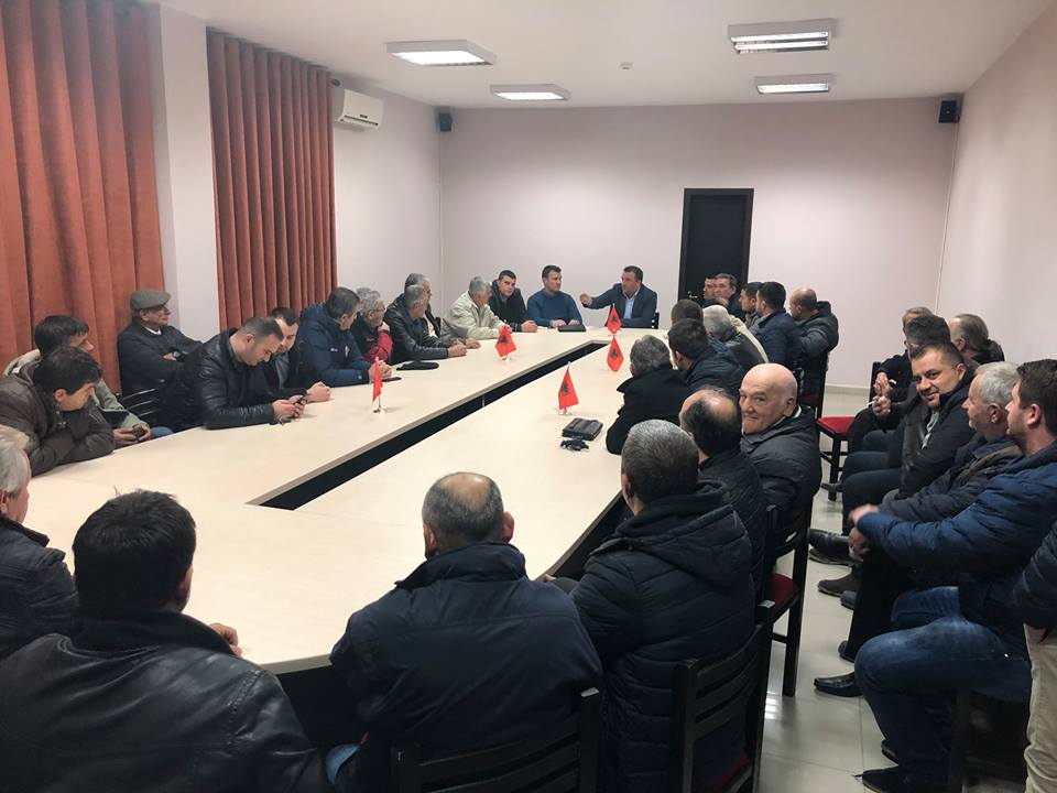 Kryebashkiakët e djathtë përdorin sallat e bashkisë për të zhvilluar mbledhjet e PD-së