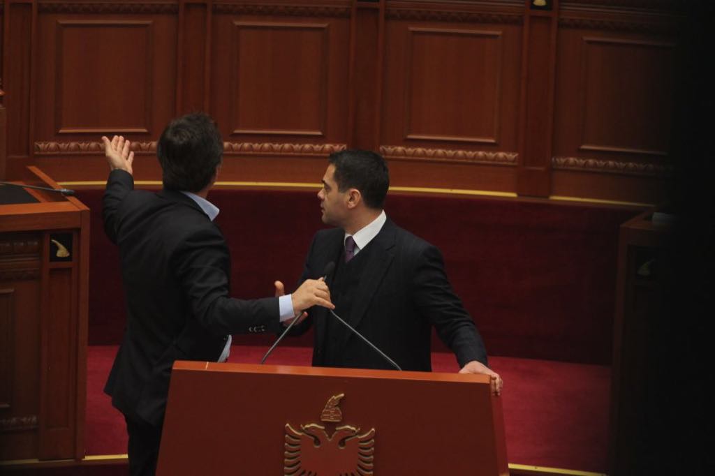FOTOT/ Alibeaj dhe Ahmetaj përplasen në foltoren e Kuvendit