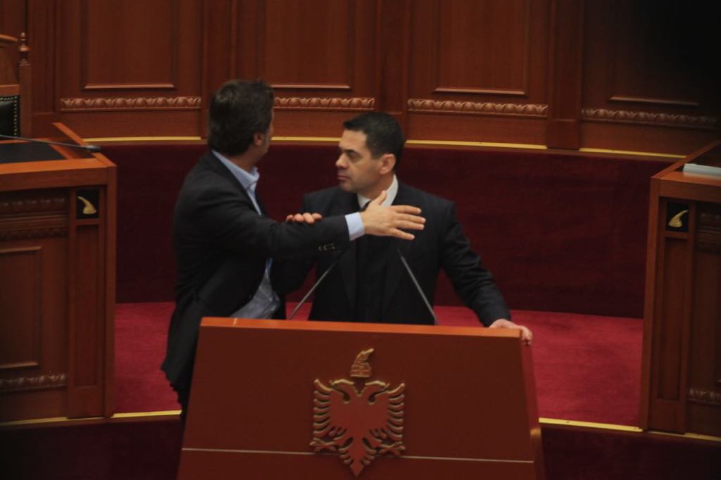 FOTOT/ Alibeaj dhe Ahmetaj përplasen në foltoren e Kuvendit