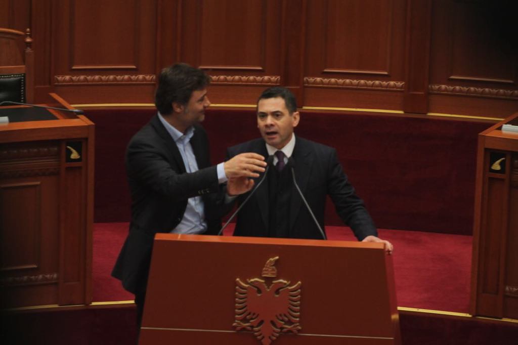 FOTOT/ Alibeaj dhe Ahmetaj përplasen në foltoren e Kuvendit