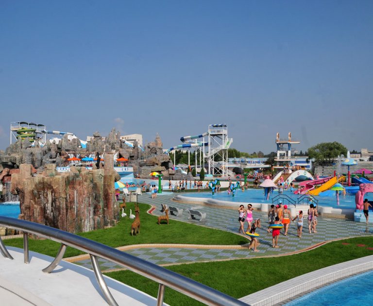 FOTOT/ Resorti i Kim Jong Un ku çdo vizitor duhet të përulet përpara portretit të babait të tij