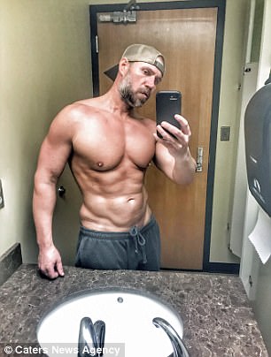 FOTOT/ Shndërrimi i pabesueshem i 39-vjeçarit, tani duket si 20