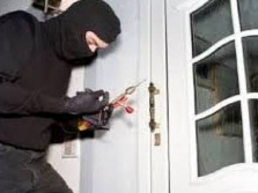 Vidhte banesa dhe automjete, vihet në pranga 27-vjeçari