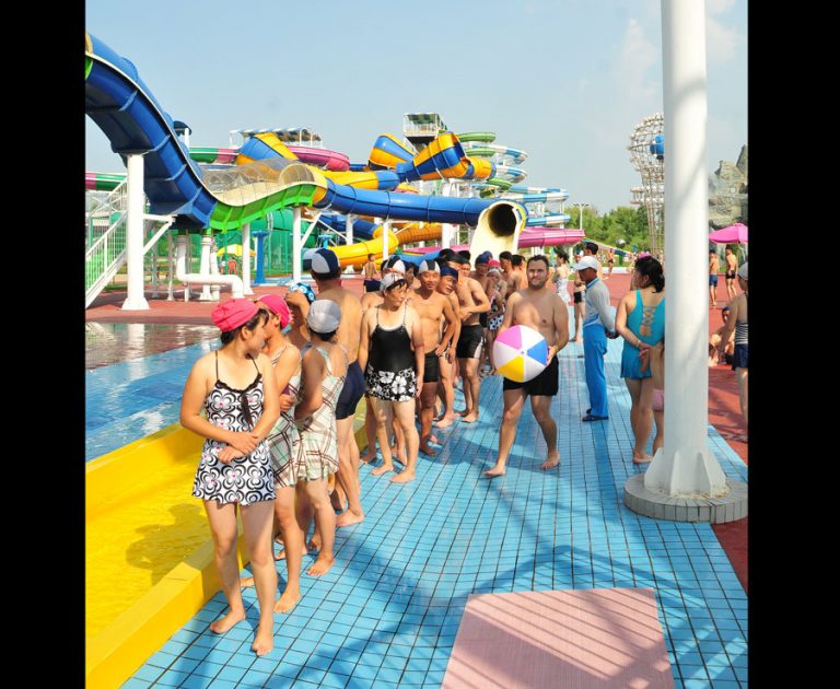 FOTOT/ Resorti i Kim Jong Un ku çdo vizitor duhet të përulet përpara portretit të babait të tij