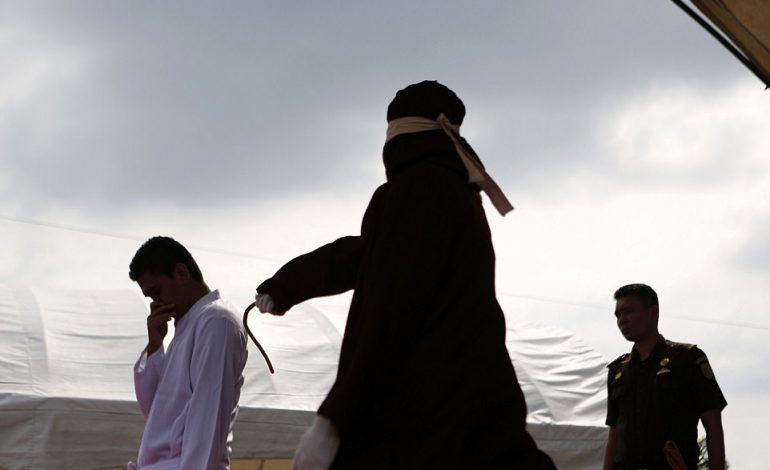 FOTO/ I krishteri shiste alkool nëpër rrugët e vendit musliman, rrihet me kamxhik