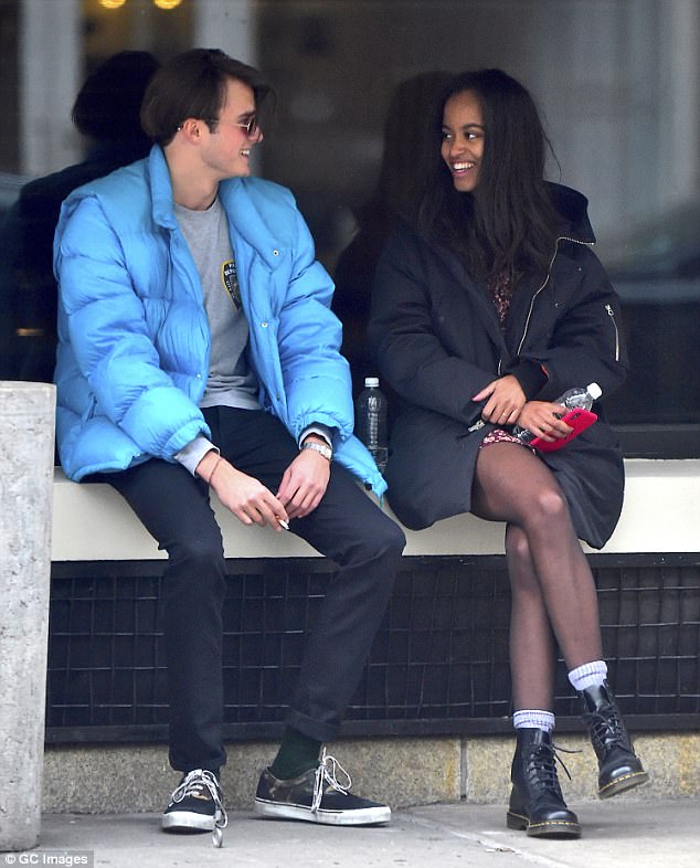 Vajza e ish-presidentit Obama fotografohet me të dashurin