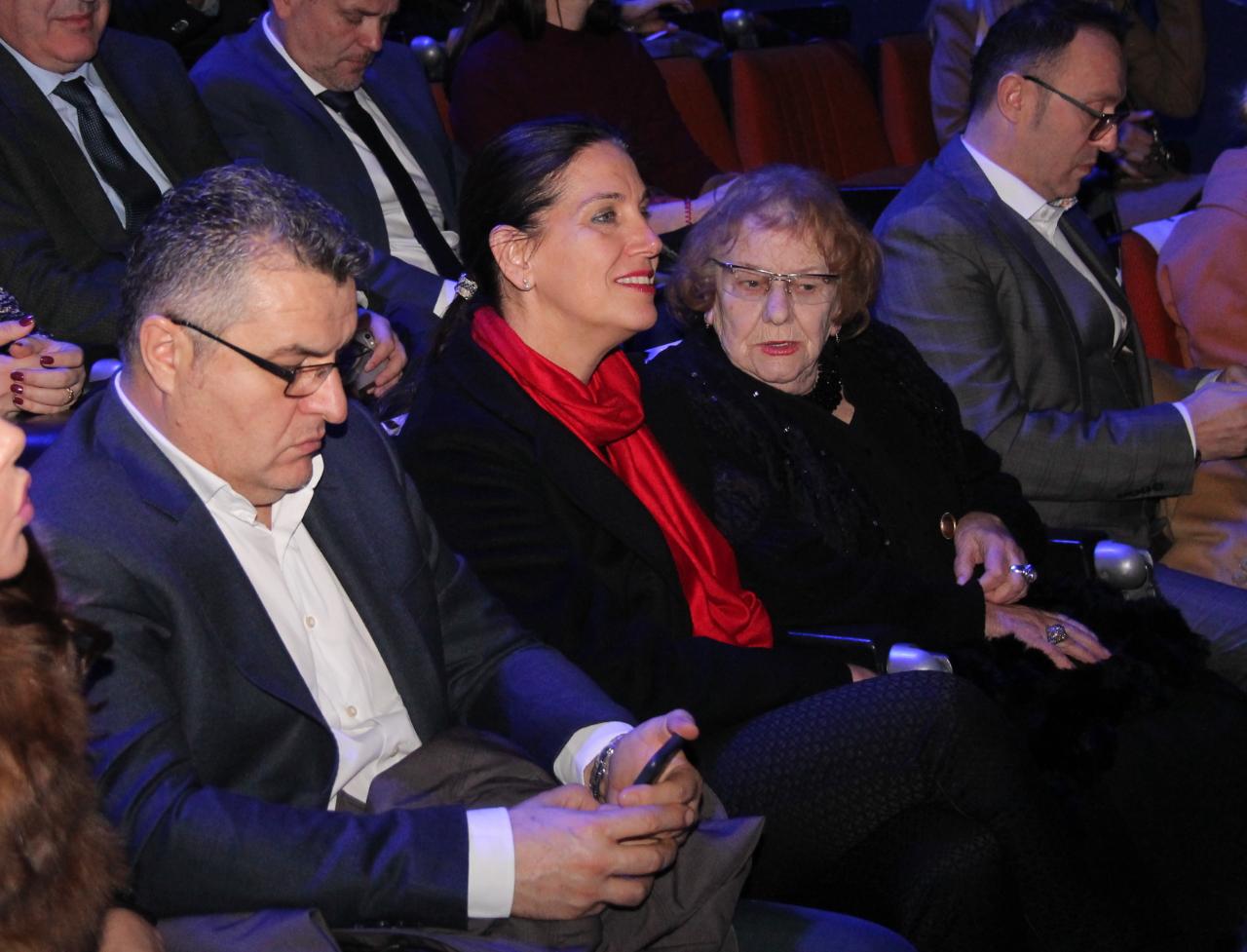 FOTOT/ Tinka Kurti shfaqet për herë të parë pas daljes nga spitali