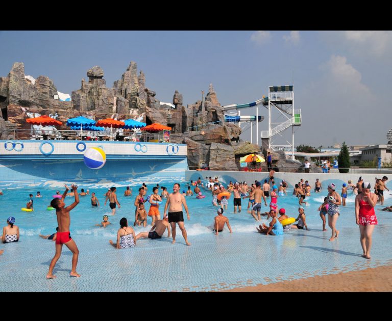 FOTOT/ Resorti i Kim Jong Un ku çdo vizitor duhet të përulet përpara portretit të babait të tij