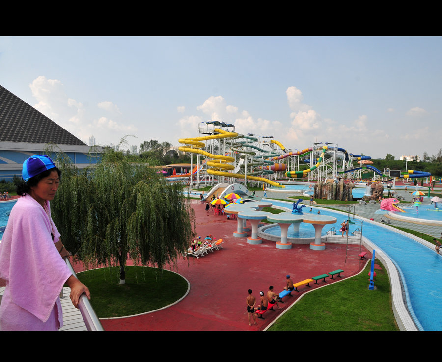 FOTOT/ Resorti i Kim Jong Un ku çdo vizitor duhet të përulet përpara portretit të babait të tij