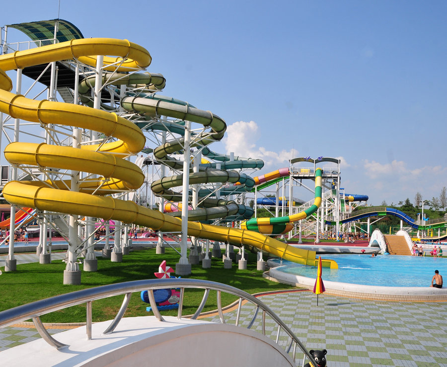 FOTOT/ Resorti i Kim Jong Un ku çdo vizitor duhet të përulet përpara portretit të babait të tij