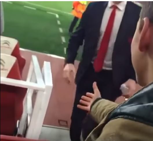 VIDEO/ Tifozi u tall me të, shihni reagimin e kapitenit të Arsenalit