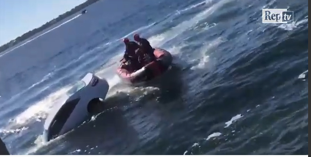 VIDEO/ Burri përfundon në det me makinë, shihni aksionin e shpëtimit