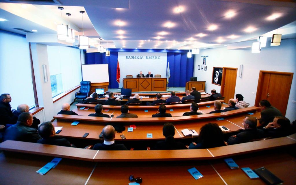 Kryebashkiakët e djathtë përdorin sallat e bashkisë për të zhvilluar mbledhjet e PD-së