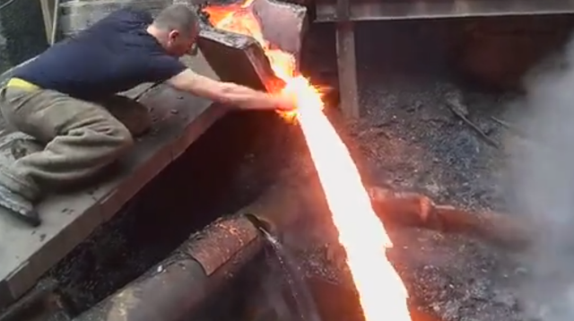 VIDEO/ Vendos dorën në hekurin e shkrirë, super-njeriu që po habit botën