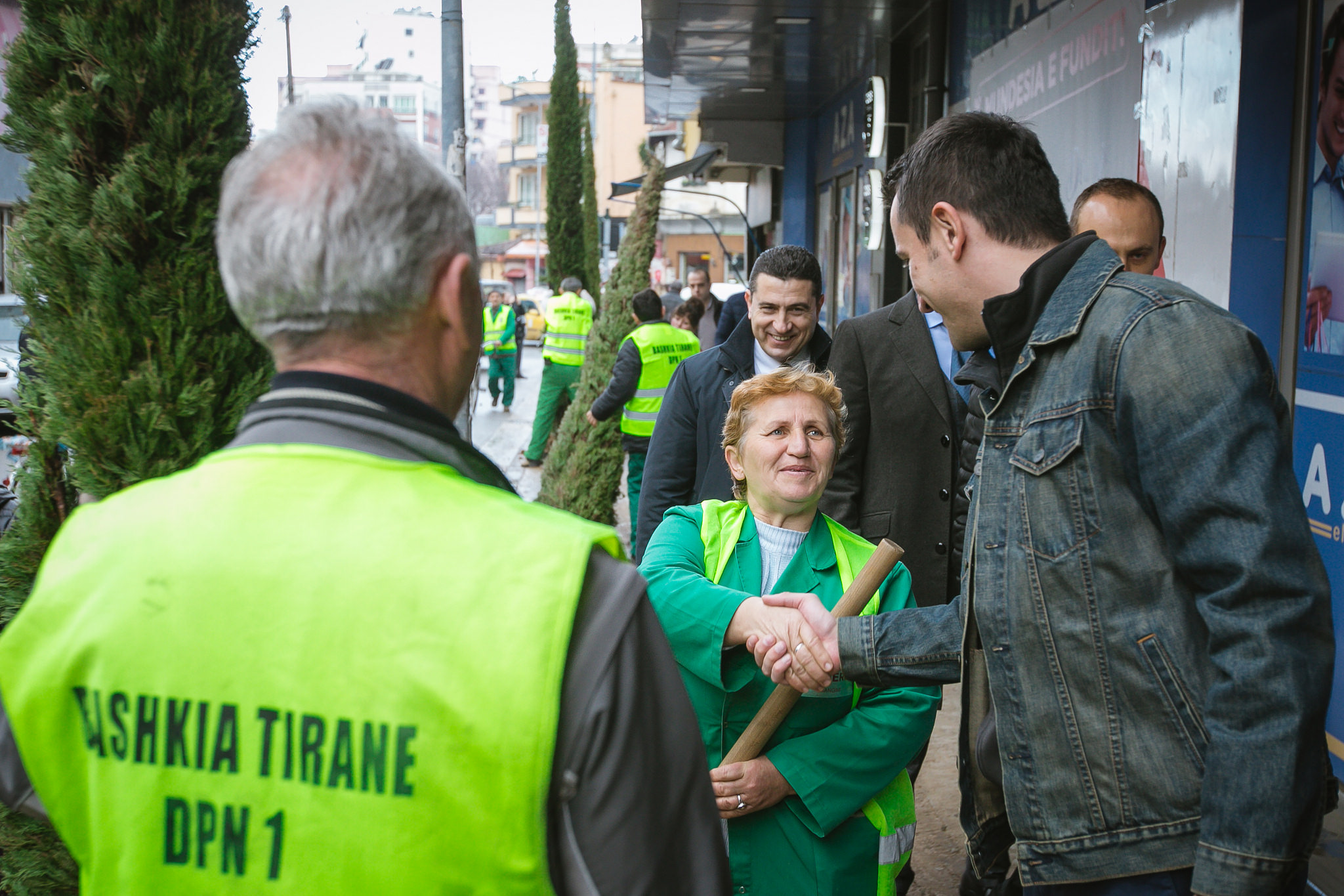 FOTOT/ Rikthehet në identitet lagjja e Selvive, mbillen 150 drurë dekorativë