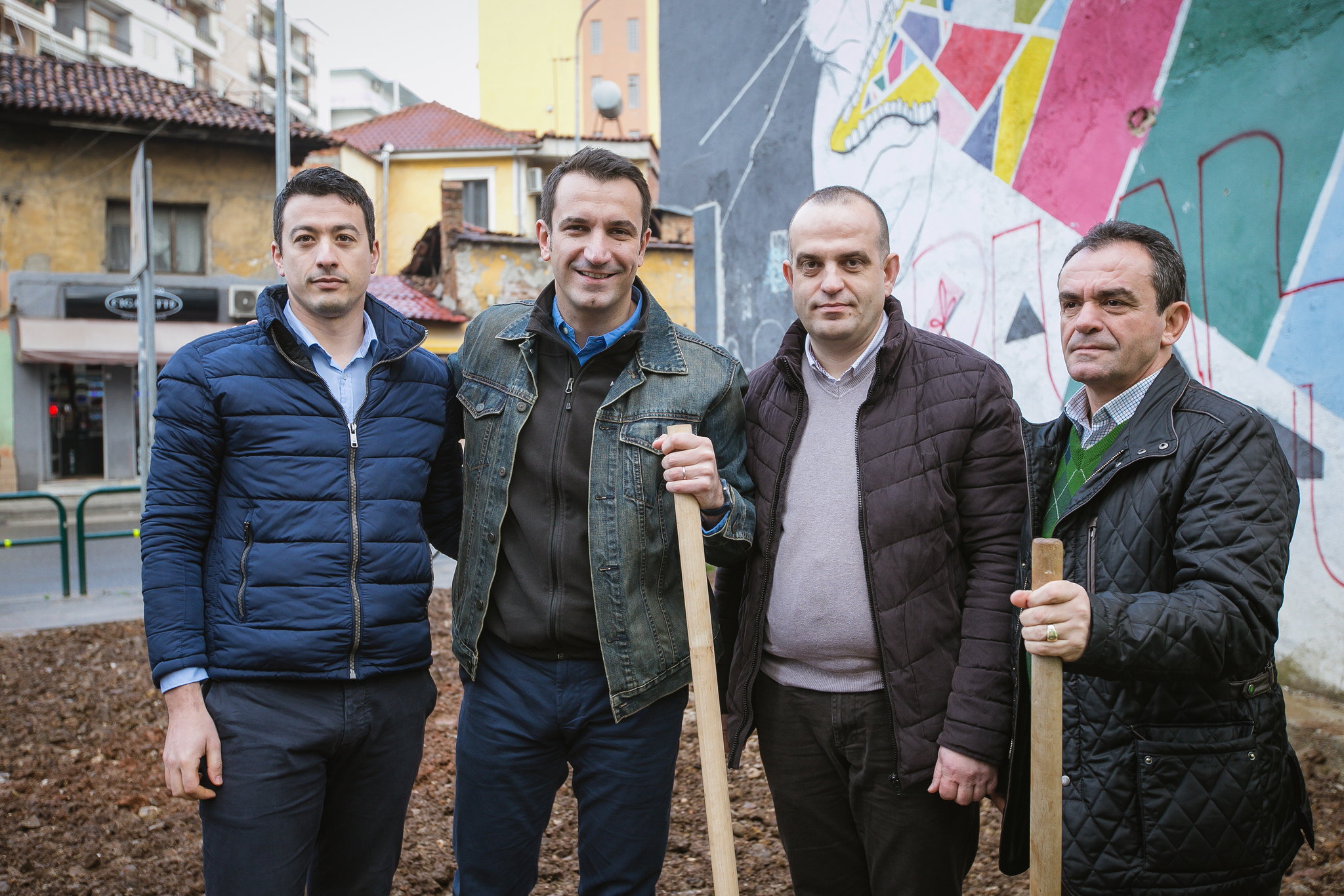 FOTOT/ Rikthehet në identitet lagjja e Selvive, mbillen 150 drurë dekorativë