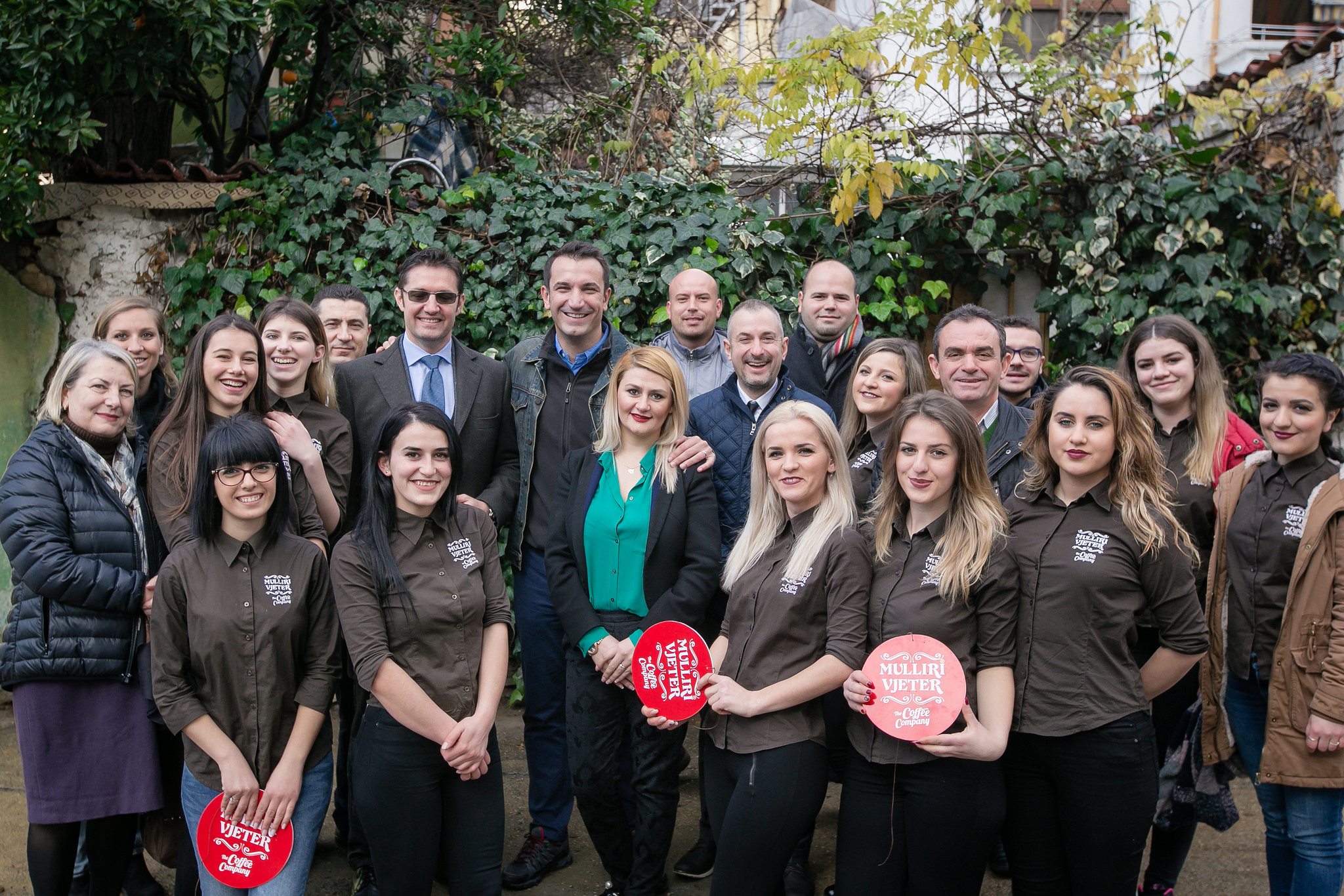 FOTOT/ Rikthehet në identitet lagjja e Selvive, mbillen 150 drurë dekorativë