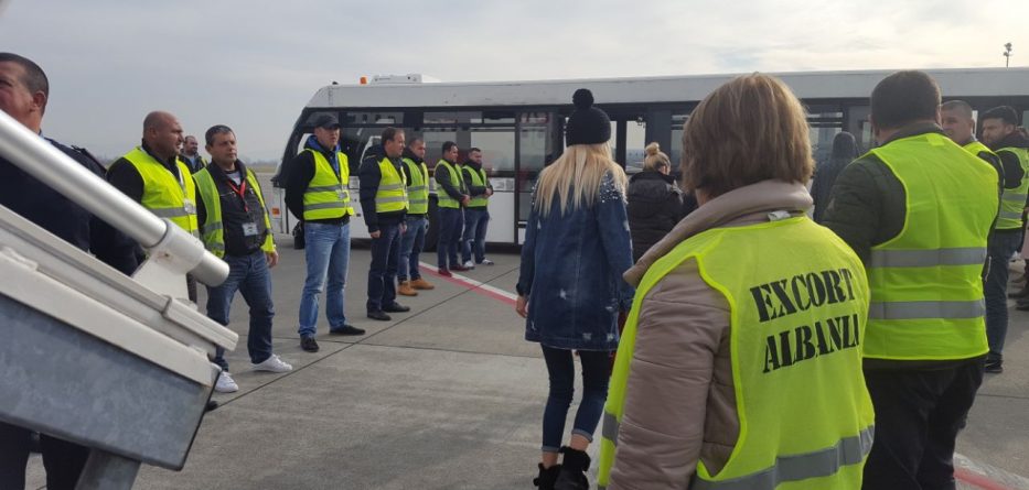 Kthehen me avion 30 shqiptarë, zv.ministrja e Brendshme: Kërkesat për azil në 2017, në rënie