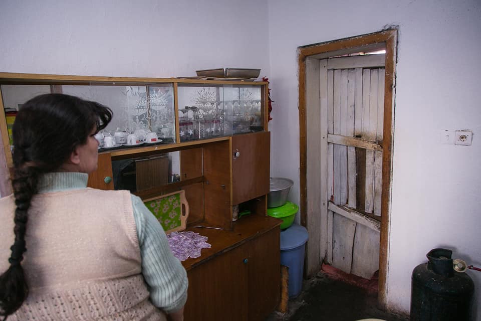 Basha foto me një familje në vështërsi ekonomike, komentuesit: Jepi ca nga 13 mln eurot e pallatit në Vlorë