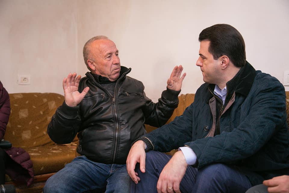 Basha foto me një familje në vështërsi ekonomike, komentuesit: Jepi ca nga 13 mln eurot e pallatit në Vlorë