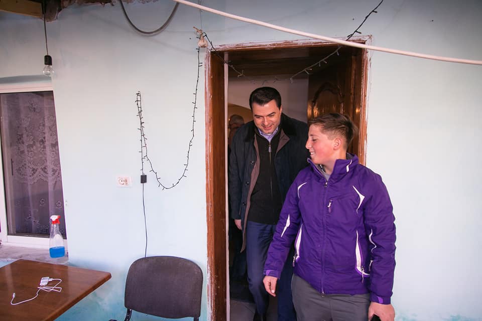 Basha foto me një familje në vështërsi ekonomike, komentuesit: Jepi ca nga 13 mln eurot e pallatit në Vlorë