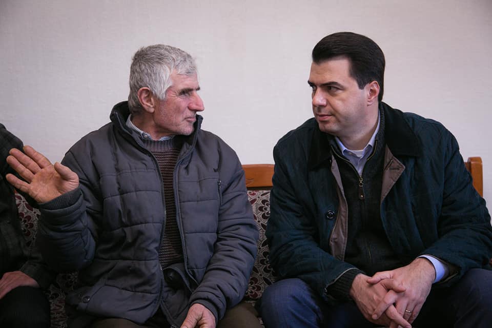 Basha foto me një familje në vështërsi ekonomike, komentuesit: Jepi ca nga 13 mln eurot e pallatit në Vlorë
