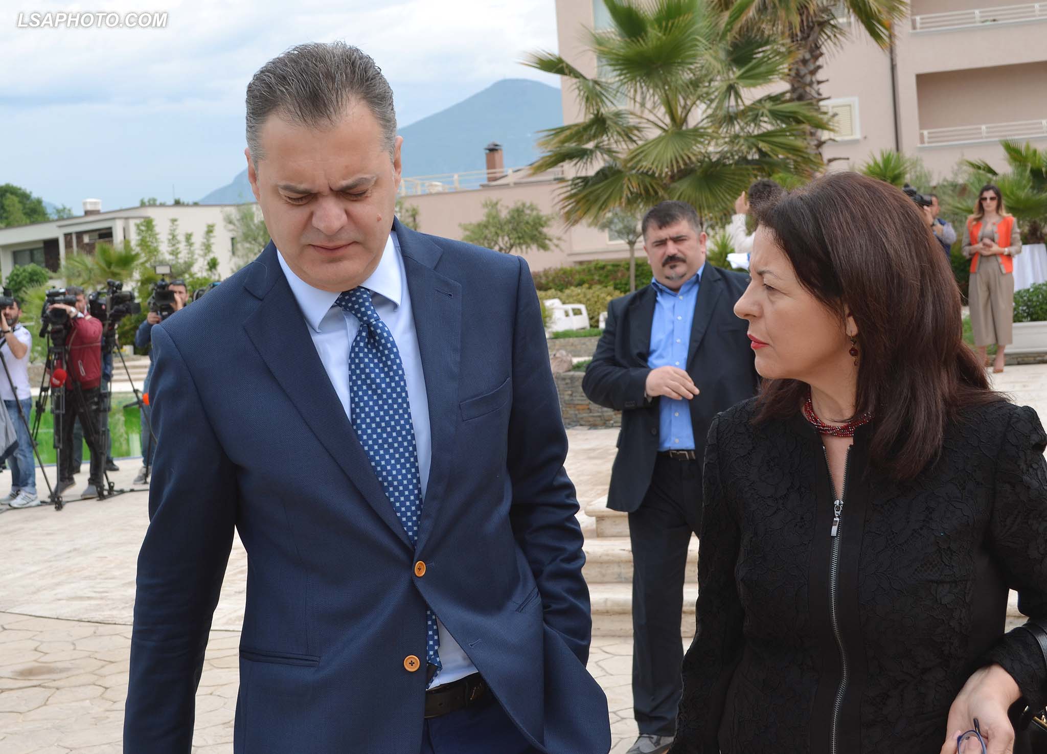 Krisja me Blushin, Hafizi: Fjalori i tij ka qenë i rëndë dhe u neverit nga disa zonja