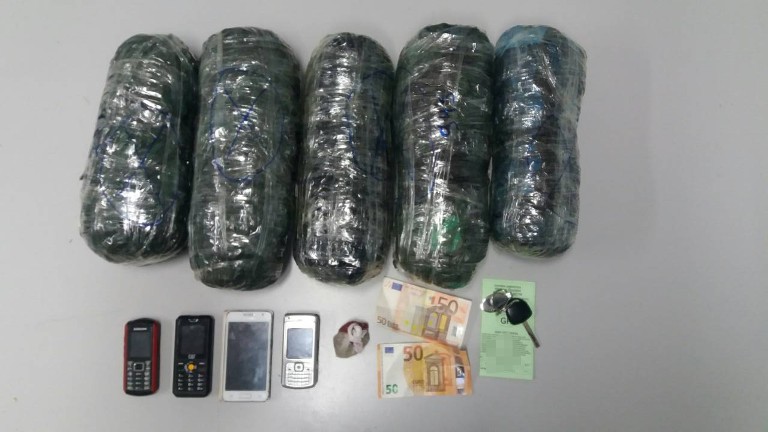 Greqi, një shqiptar dhe një grek kapen me 4.3 kg drogë