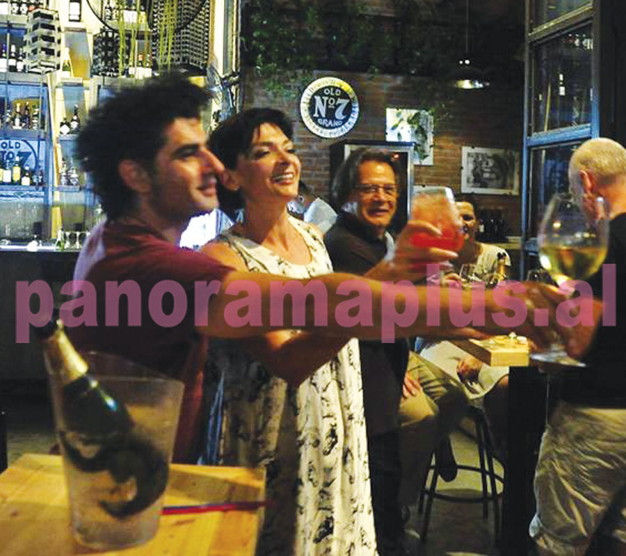 I dashuri i ri i Ema Andreas është një piktor që e pikturon nudo