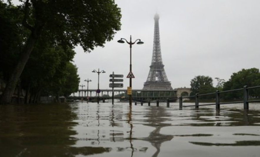 FOTOT/ Parisi nën ujë, nis evakuimi i banorëve