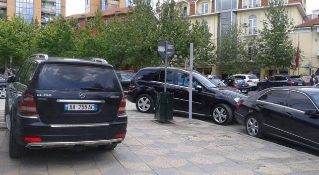 FOTOT/ Nuk janë të sheikëve, janë makinat e deputetëve shqiptarë…