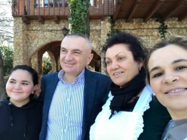 Kryemadhi dhe Meta lënë “konfliktet” politike, pozojnë të qeshur në… (FOTO)