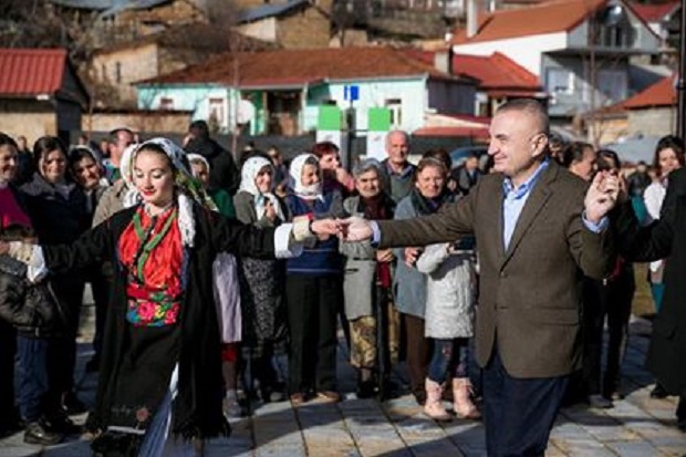 “Erdhe ti na u hap dhe koha”, si e pritën Metën në Pustec (VIDEO)