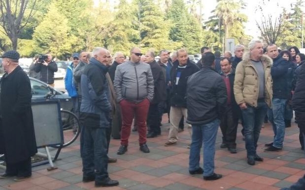 Asnjë zgjidhje për kërkesat, naftëtarët e Ballshit e Fierit në protestë sërish