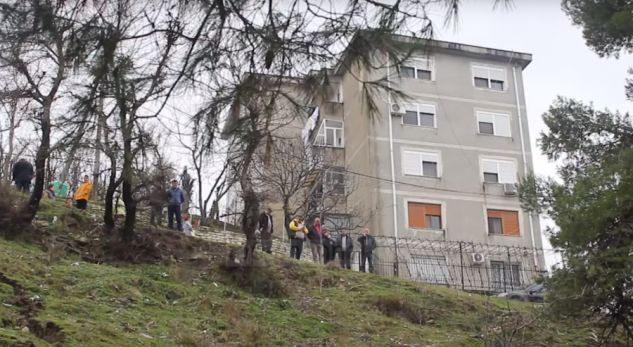 Banorët injorojnë urdhrin, kthehen në pallatin që rrezikon shembjen