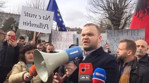 Ministrit Kotzias në Korçë, proteston Shoqëria Civile dhe familjarët e Pëllumb Marnikollajt