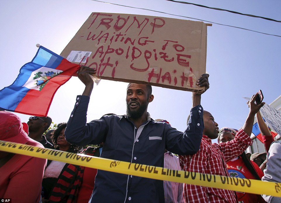 FOTOT/ Trump mbron veten nga shiu, por lë jashtë çadrës gruan dhe djalin