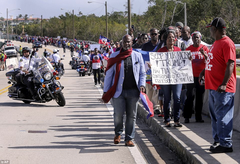 FOTOT/ Trump mbron veten nga shiu, por lë jashtë çadrës gruan dhe djalin